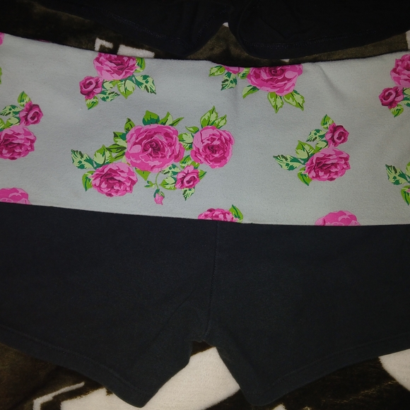 PINK Victoria's Secret Bling, Foil, Roses,Aztec Yoga Shorts 2011-2012 Yoga Short - Picture 7 of 10